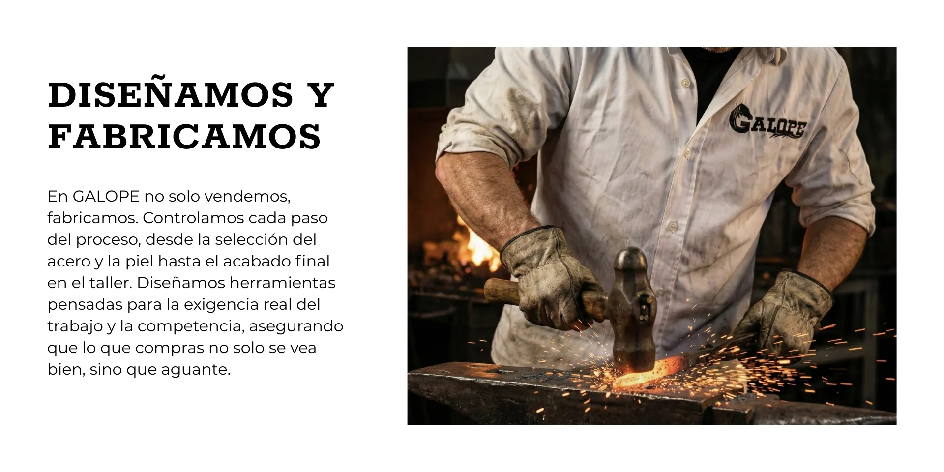 Diseñamos y fabricamos. Un herrero con camisa de Galope forja una pieza al rojo vivo sobre el yunque. En Galope no solo vendemos, fabricamos: se controla cada paso, desde la seleccion del acero y la piel hasta el acabado final en el taller
